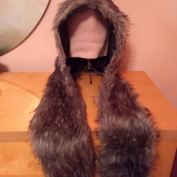 Icing Faux Fur Hood. - Picture 8 of 9